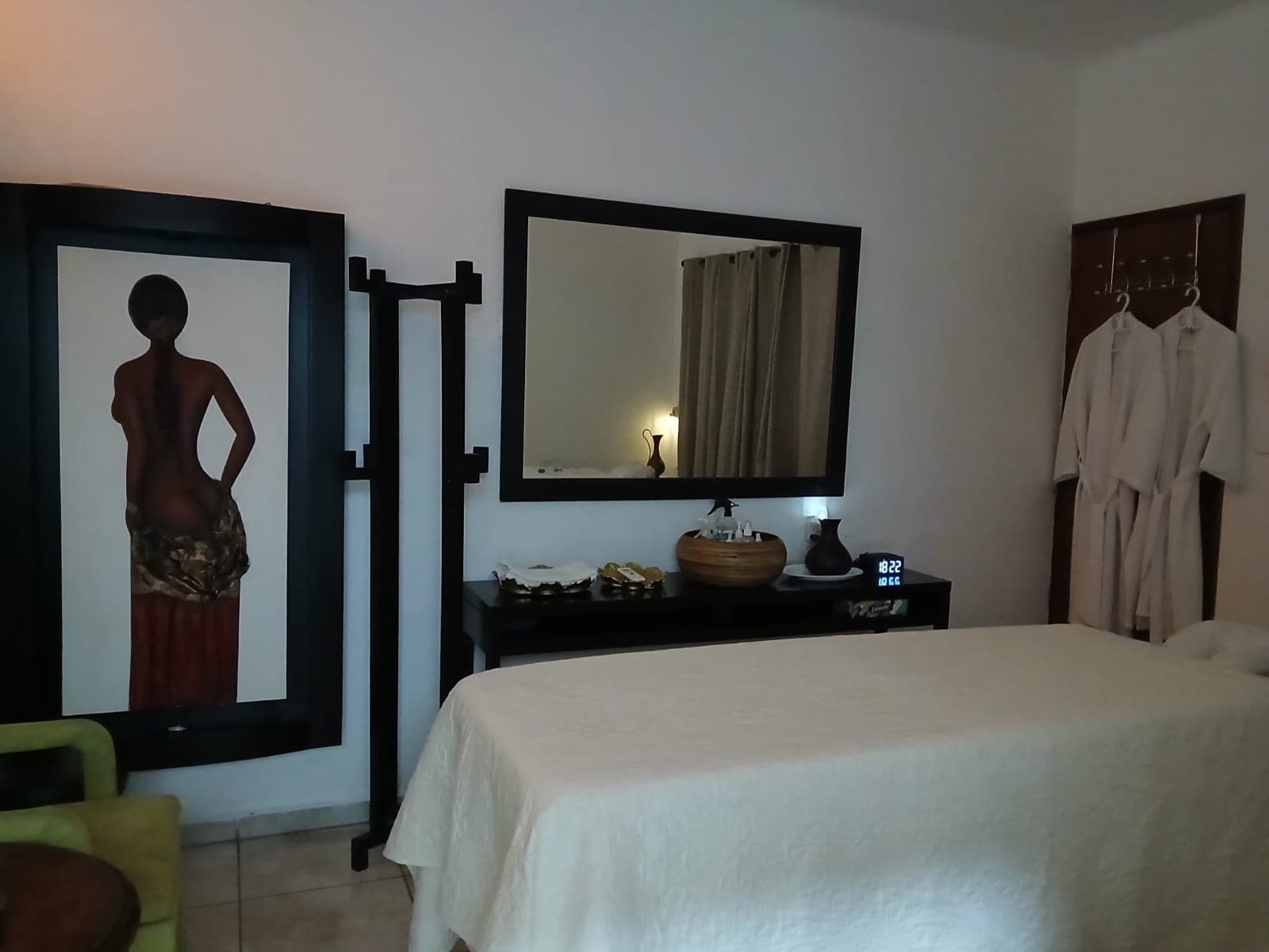 Massage bed with fresh linens, mirror and robes